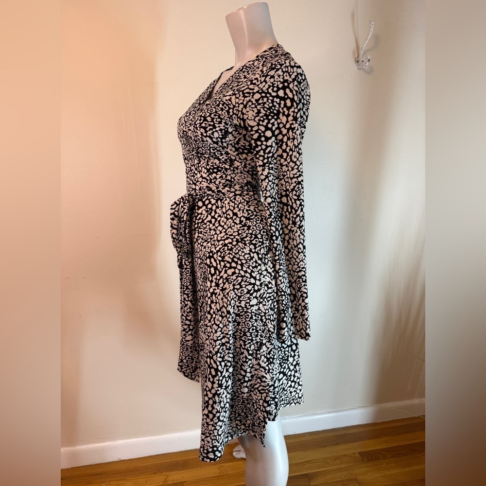 BANANA REPUBLIC BLACK & WHITE ABSTRACT STRETCH JERSEY KNIT WRAP DRESS MEDIUM - Picture 3 of 6